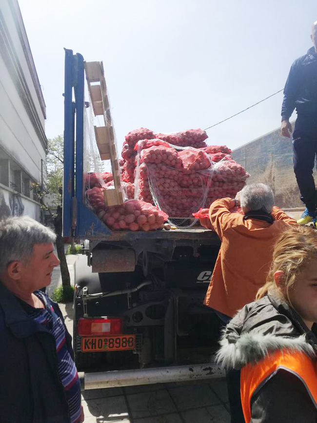Μοιράζοντας πατάτες…