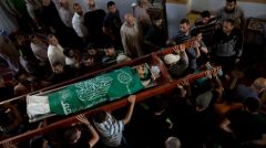 Οι Παλαιστίνιοι κηδεύουν τους νεκρούς τους εν μέσω αντιδράσεων για το νέο ισραηλινό έγκλημα