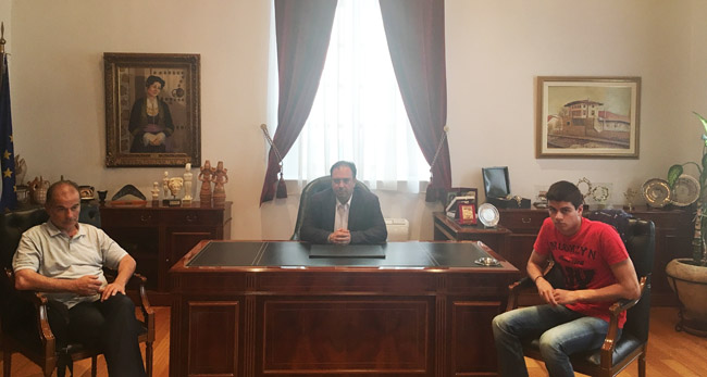 Συνάντηση Δημάρχου Βέροιας με μαθητή του 4ου ΓΕΛ που διακρίθηκε στους Παγκόσμιους Σχολικούς Αγώνες κολύμβησης 