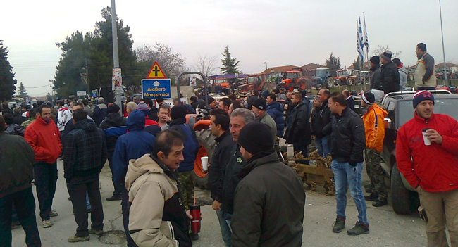 Η κυβέρνηση πετά «ψίχουλα» για να ξεγελάσει τους αγρότες