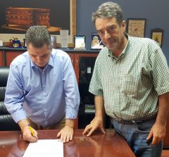 Υπογραφή σύμβασης για σήμανση, στηθαία και κιγκλιδώματα στο οδικό δίκτυο της Π.Ε Ημαθίας 