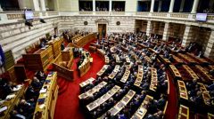 Νέος «σκυλοκαβγάς» με κατηγορίες για «αποστασία» και «στημένες δίκες» μεταξύ ΣΥΡΙΖΑ-Ν.Δ