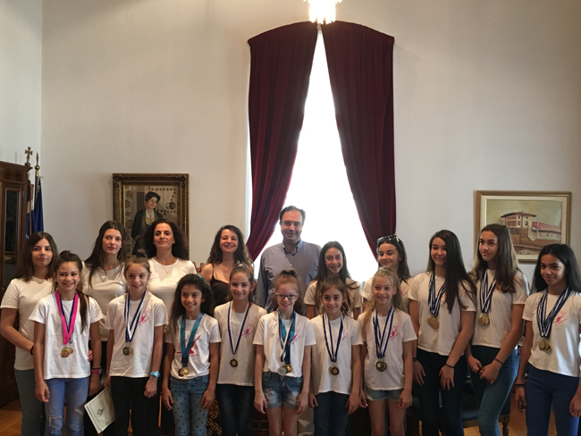 Αθλήτριες της Ρυθμικής Γυμναστικής του Α.Ο. Αλέξανδρος στο Δήμαρχο Βέροιας 