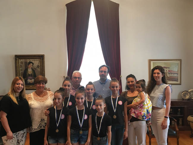 Αθλήτριες της Ρυθμικής Γυμναστικής του ΑΟΡΓ Βέροιας στο Δήμαρχο Βέροιας 
