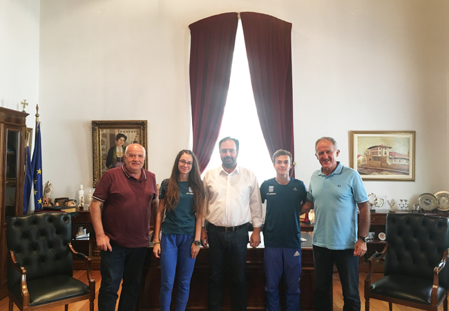 Νεαροί αθλητές του στίβου στο Δήμαρχο Βέροιας ενόψει της συμμετοχής τους στους Ολυμπιακούς Αγώνες Νεότητας 