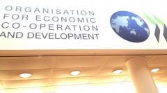 Τη φοροεπιδρομή στην Ελλάδα επιβεβαιώνει ο ΟΟΣΑ και καταγράφει μείωση των φόρων στις επιχειρήσεις