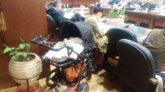 Με το καρότσι στη συνεδρίαση!