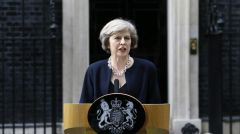 Η Μέι ανακοίνωσε συμφωνία με την ΕΕ για το Brexit προκαλώντας έντονες αντιδράσεις