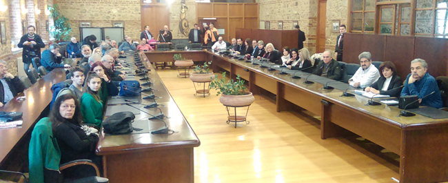 Απόντες οι πολίτες, παρόντες οι «επώνυμοι»