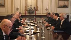 Συγκροτούν κοινή «ομάδα εργασίας» για να ξηλώσουν την προστασία της λαϊκής κατοικίας