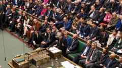 Σε πλήρη εξέλιξη τα παζάρια και οι ζυμώσεις μετά την απόρριψη του σχεδίου για το Brexit