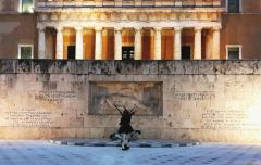 «ΜΙΑ  ΚΛΙΝΗ  ΚΕΝΗ  ΦΕΡΕΤΑΙ  ΕΣΤΡΩΜΕΝΗ  ΤΩΝ  ΑΦΑΝΩΝ»