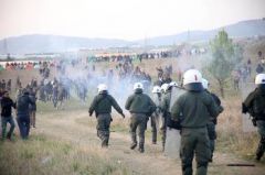 Παραπλανητικά καλέσματα και καταστολή σε βάρος των εγκλωβισμένων προσφύγων