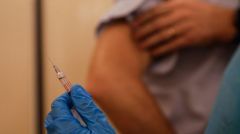 ΕΕ: Αύριο η έγκριση του συμβολαίου για 300 εκατομμύρια δόσεις του εμβολίου των «BioNTech» και «Pfizer»
