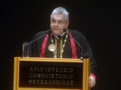 Σοβαρά εκτεθειμένος ο Πρύτανης του ΑΠΘ για τον εκτός σειράς εμβολιασμό του