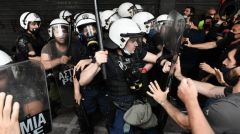 ΠΑΡΑΣΤΑΣΗ ΔΙΑΜΑΡΤΥΡΙΑΣ ΣΤΟ ΥΠ. ΕΡΓΑΣΙΑΣ: Ρίψη χημικών και επίθεση από τις αστυνομικές δυνάμεις