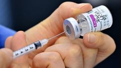 Συστήνεται η διακοπή των εμβολιασμών με «AstraZeneca» για τους κάτω των 60 ετών