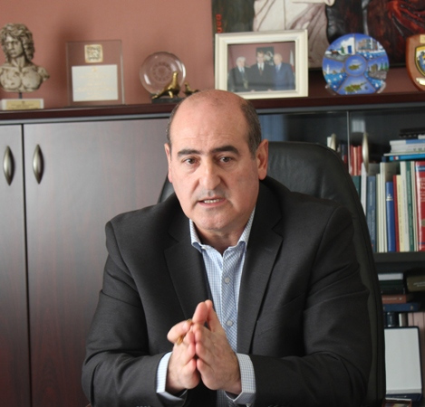 ΕΠΙΘΕΣΗ ΔΗΜΑΡΧΟΥ ΝΑΟΥΣΑΣ ΣΕ ΓΟΝΕΙΣ ΚΑΙ «ΛΑΙΚΗ ΣΥΣΠΕΙΡΩΣΗ» ΓΙΑ ΤΟ ΖΗΤΗΜΑ ΤΗΣ ΧΟΡΗΓΙΑΣ ΑΠΟ ΤΟΝ Τ. ΣΟΡΟΣ