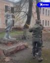 Στην ουκρανια έριξαν το άγαλμα της Ζόγια...