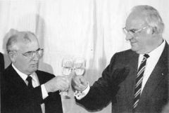 ΘΑΝΑΤΟΣ ΓΚΟΡΜΠΑΤΣΟΦ : Υμνοι από ηγέτες ιμπεριαλιστικών δυνάμεων