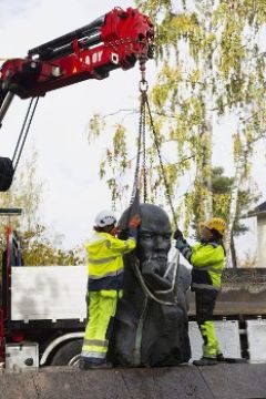 ΦΙΝΛΑΝΔΙΑ: Αποκαθηλώθηκε το τελευταίο άγαλμα του Λένιν