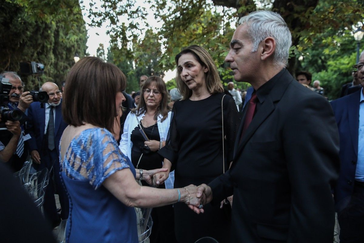 Οι γονείς του Άλκη Καμπανού συναντήθηκαν με την Κατερίνα Σακελλαροπούλου στη δεξίωση για την επέτειο της αποκατάσταση της Δημοκρατίας