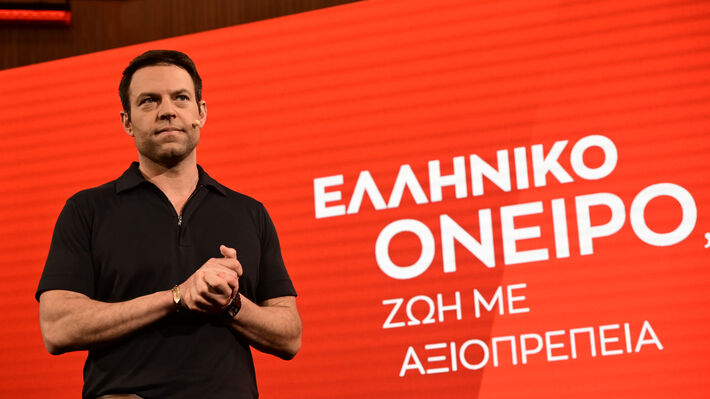 Βαφτίζει «ελληνικό όνειρο» και «ζωή με αξιοπρέπεια» τα ψίχουλα