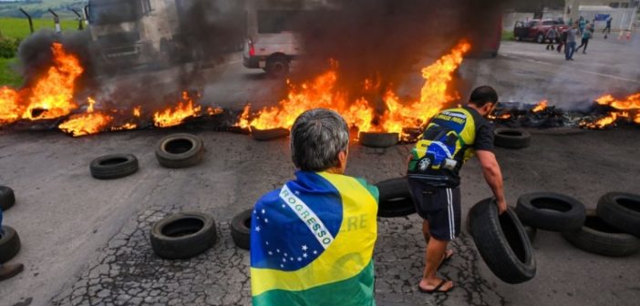 Βραζιλία: Οπαδοί του ηττημένου Μπολσονάρου έστησαν οδοφράγματα με σύνθημα «Όχι στον Λούλα»
