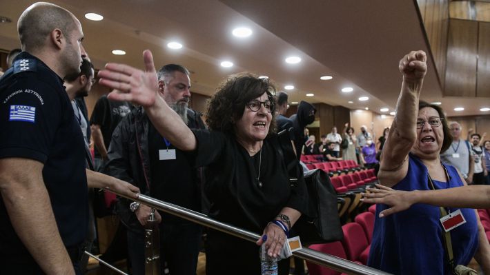 ΔΙΚΗ ΧΡΥΣΗΣ ΑΥΓΗΣ :Άκρως προκλητικός εμφανίστηκε ο ναζί εγκληματίας Ηλ. Κασιδιάρης
