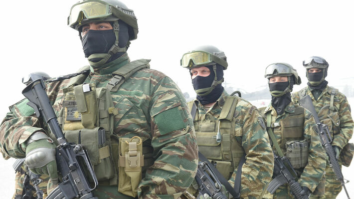 Πολεμική προετοιμασία με σλόγκαν και «κιτ 72 ωρών»