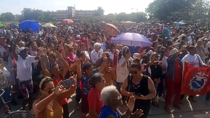 Κούβα: Η προβοκάτσια απαντήθηκε μαζικά - Διαδήλωση κατά των βανδαλισμών στην πόλη Μορόν