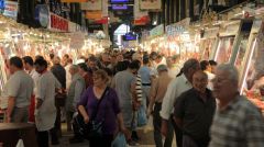 Λαϊκά νοικοκυριά: Οι πολεμικές ανατιμήσεις έχουν βάλει «φωτιά» στο γιορτινό τραπέζι και στα καύσιμα