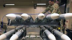 Τα ζόρια στο Ιράν και η προετοιμασία της «τελικής αναμέτρησης» οδηγεί τις ΗΠΑ σε «επιστράτευση» αυτοκινητοβιομηχανιών στην παραγωγή όπλων