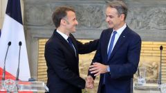 ΚΚΕ: Οι συμφωνίες Μητσοτάκη και Μακρόν έχουν πυξίδα τα κέρδη των μονοπωλίων ενώ μπλέκουν βαθύτερα τη χώρα στους πολέμους