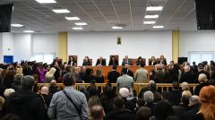 Δίκη Τεμπών: Το ένοχο κράτος επαναφέρει προκλητικά το αφήγημα ότι «για όλα φταίει ο σταθμάρχης», συνεχίζοντας την επιχείρηση συγκάλυψης