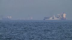 Μέση Ανατολή: Σε τροχιά κλιμάκωσης ο πόλεμος με χτυπήματα στα Στενά, αποστολές Βρετανίας και Γαλλίας και γιγάντωση των κερδών της Aramco