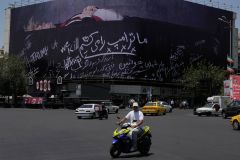 ΗΠΑ - Ιράν: Πορεία κλιμάκωσης του πολέμου με νέες επιθέσεις και «κόκκινη γραμμή» τον έλεγχο των Στενών του Ορμούζ