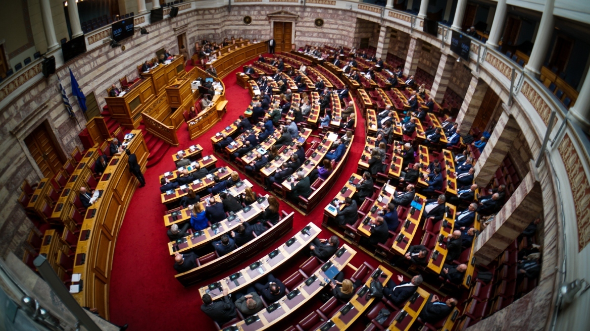 ΣΤΗΝ ΟΛΟΜΕΛΕΙΑ ΤΗΣ ΒΟΥΛΗΣ Η ΣΥΖΗΤΗΣΗ ΓΙΑ ΤΗ ΣΥΝΤΑΓΜΑΤΙΚΗ ΑΝΑΘΕΩΡΗΣΗ