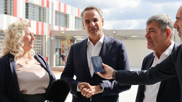 Ασπρόπυργος: Σε άλλο ένα επικοινωνιακό σόου, ο Κ. Μητσοτάκης παρέδωσε σχολικό κτίριο... μετά από 27 ολόκληρα χρόνια!