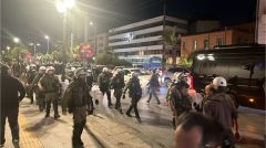 Με χημικά επιχειρούν τα ΜΑΤ να εμποδίσουν την μεγάλη διαδήλωση