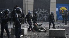 Με απαγορεύσεις κυκλοφορίας στη Γαλλία και στρατό στο Μιλάνο το... «κράτος δικαίου» της ΕΕ επιχειρεί να καταστείλει τη λαϊκή δυσαρέσκεια
